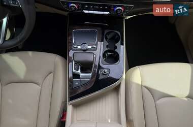 Позашляховик / Кросовер Audi Q7 2017 в 