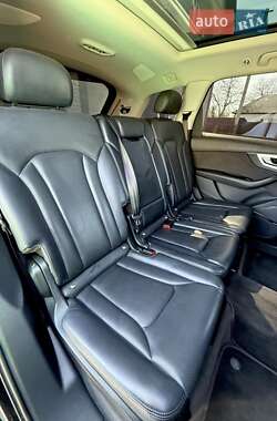 Внедорожник / Кроссовер Audi Q7 2016 в 