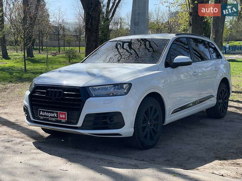 Внедорожник / Кроссовер Audi Q7 2017 в 