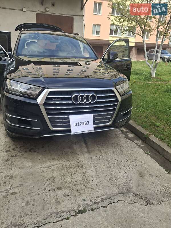 Внедорожник / Кроссовер Audi Q7 2016 в 