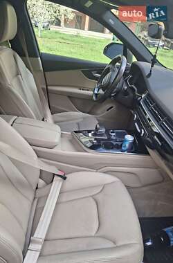 Внедорожник / Кроссовер Audi Q7 2016 в 
