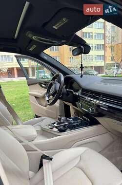 Внедорожник / Кроссовер Audi Q7 2016 в 
