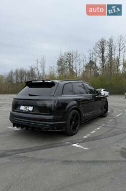 Позашляховик / Кросовер Audi Q7 2017 в 