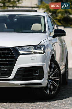 Внедорожник / Кроссовер Audi Q7 2017 в 