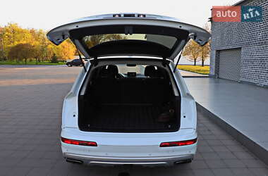 Внедорожник / Кроссовер Audi Q7 2017 в 