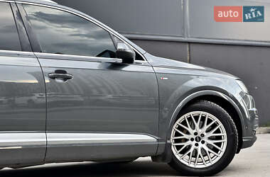Внедорожник / Кроссовер Audi Q7 2015 в 