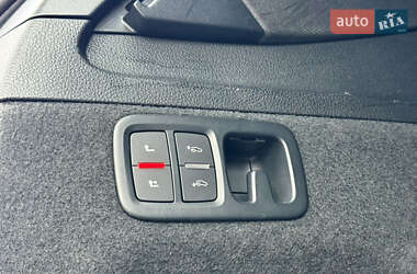 Внедорожник / Кроссовер Audi Q7 2015 в 