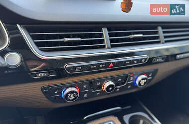 Внедорожник / Кроссовер Audi Q7 2016 в 