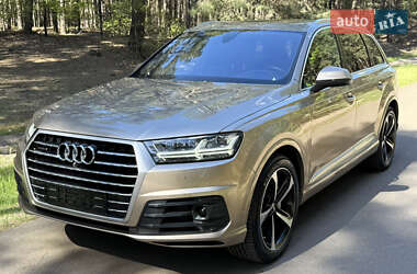 Позашляховик / Кросовер Audi Q7 2019 в 