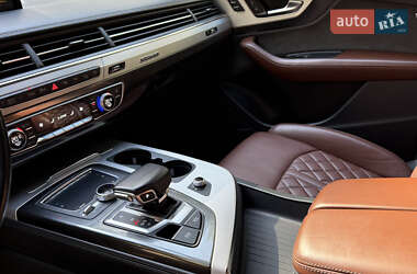 Позашляховик / Кросовер Audi Q7 2019 в 