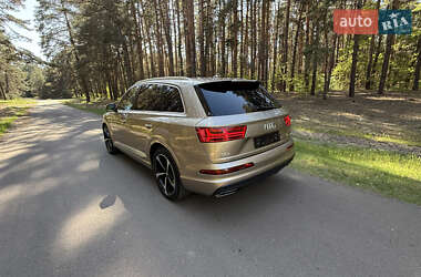 Позашляховик / Кросовер Audi Q7 2019 в 