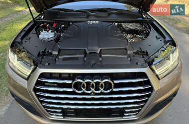 Позашляховик / Кросовер Audi Q7 2019 в 