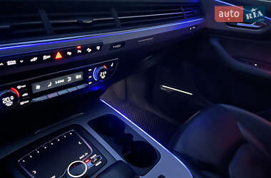 Внедорожник / Кроссовер Audi Q7 2016 в 