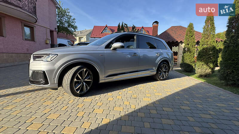 Позашляховик / Кросовер Audi Q7 2020 в Сваляві