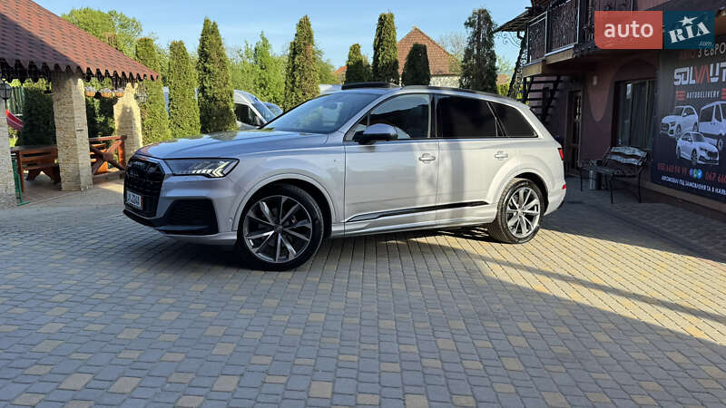 Позашляховик / Кросовер Audi Q7 2020 в Сваляві
