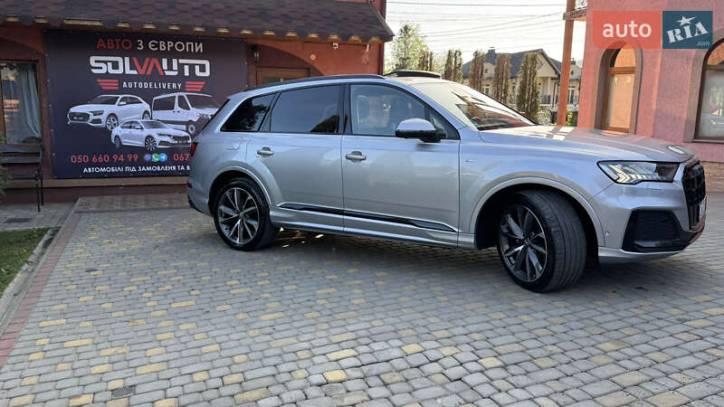 Позашляховик / Кросовер Audi Q7 2020 в Сваляві