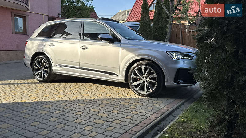 Позашляховик / Кросовер Audi Q7 2020 в Сваляві