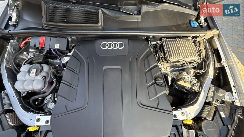 Позашляховик / Кросовер Audi Q7 2020 в Сваляві