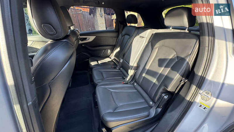Позашляховик / Кросовер Audi Q7 2020 в Сваляві