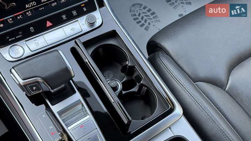 Позашляховик / Кросовер Audi Q7 2020 в Сваляві