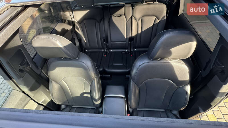 Позашляховик / Кросовер Audi Q7 2020 в Сваляві