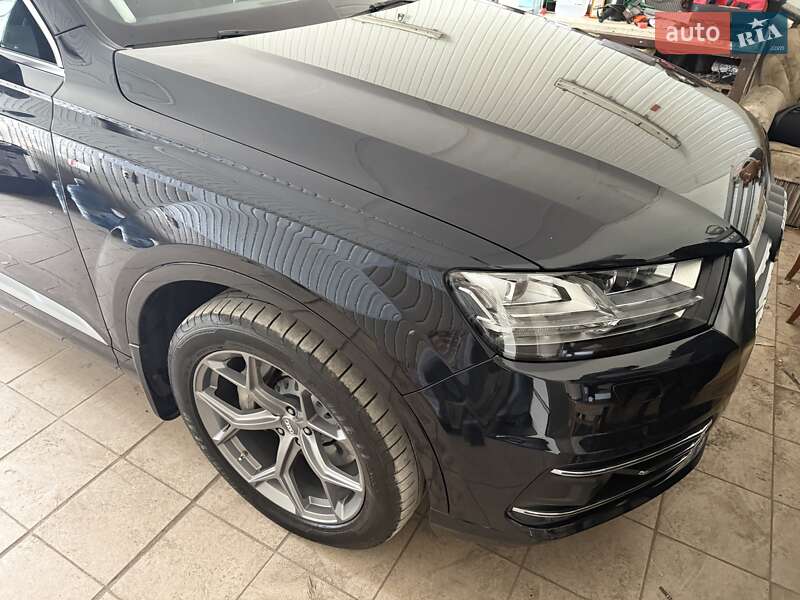 Внедорожник / Кроссовер Audi Q7 2015 в 