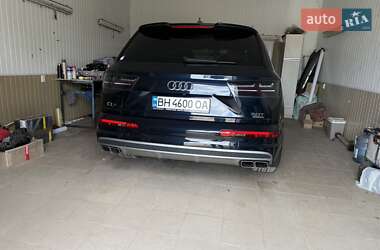 Внедорожник / Кроссовер Audi Q7 2015 в 