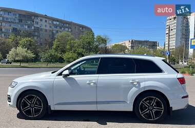 Внедорожник / Кроссовер Audi Q7 2016 в 