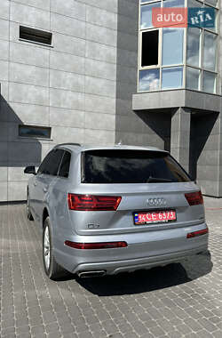 Внедорожник / Кроссовер Audi Q7 2018 в 