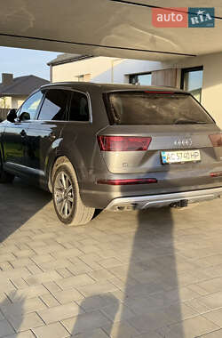 Позашляховик / Кросовер Audi Q7 2017 в 