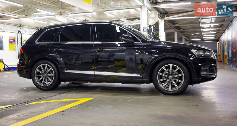 Позашляховик / Кросовер Audi Q7 2015 в Чернівцях