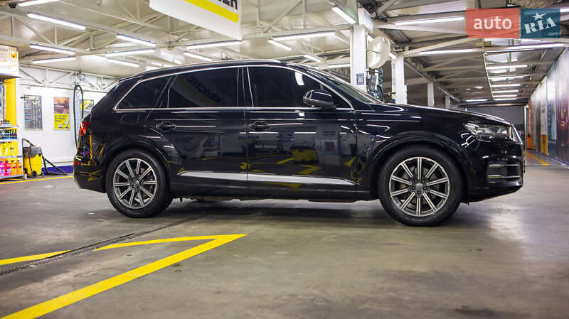 Позашляховик / Кросовер Audi Q7 2015 в Чернівцях