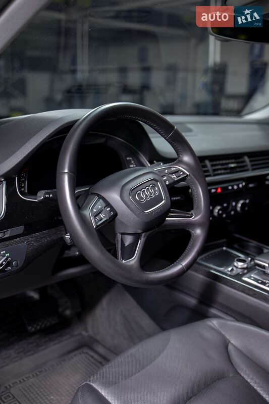 Позашляховик / Кросовер Audi Q7 2015 в Чернівцях