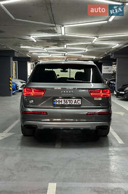 Внедорожник / Кроссовер Audi Q7 2016 в 