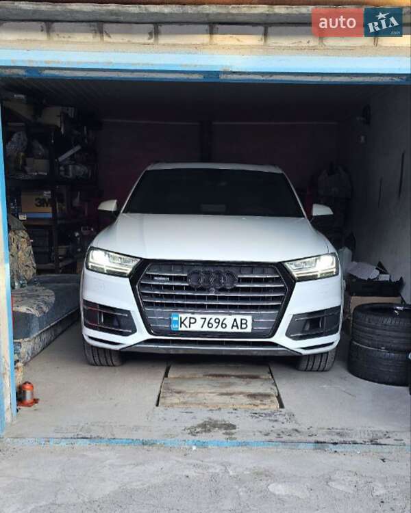 Внедорожник / Кроссовер Audi Q7 2016 в 