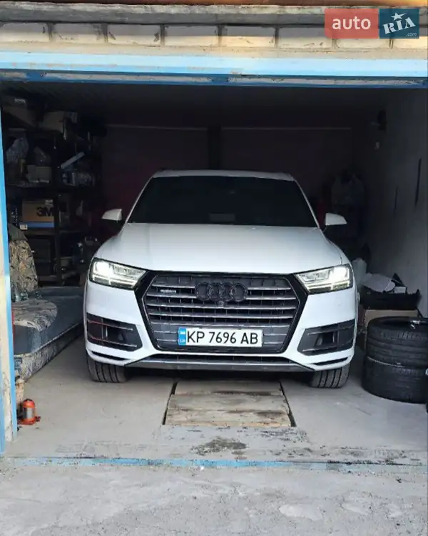 Внедорожник / Кроссовер Audi Q7 2016 в 