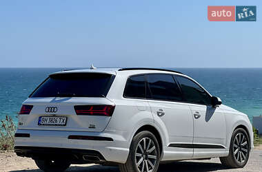 Позашляховик / Кросовер Audi Q7 2016 в 