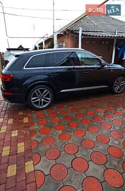 Внедорожник / Кроссовер Audi Q7 2017 в 