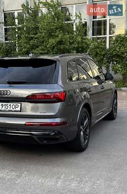Позашляховик / Кросовер Audi Q7 2019 в 