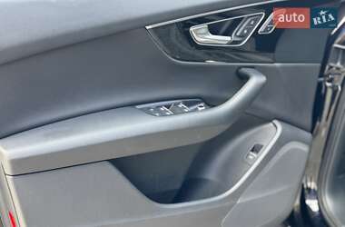 Внедорожник / Кроссовер Audi Q7 2016 в 