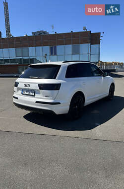 Позашляховик / Кросовер Audi Q7 2017 в 