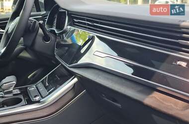 Позашляховик / Кросовер Audi Q7 2021 в 