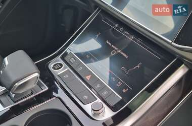 Позашляховик / Кросовер Audi Q7 2021 в 