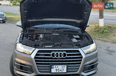 Позашляховик / Кросовер Audi Q7 2017 в 