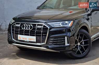 Позашляховик / Кросовер Audi Q7 2021 в 