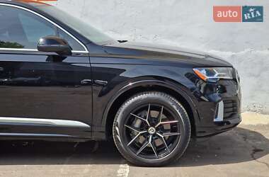 Позашляховик / Кросовер Audi Q7 2021 в 