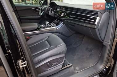 Позашляховик / Кросовер Audi Q7 2021 в 