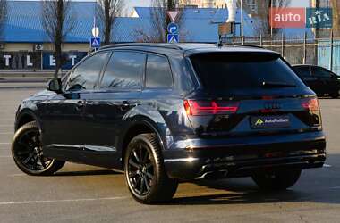 Позашляховик / Кросовер Audi Q7 2017 в 