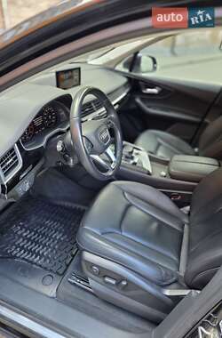 Позашляховик / Кросовер Audi Q7 2018 в 