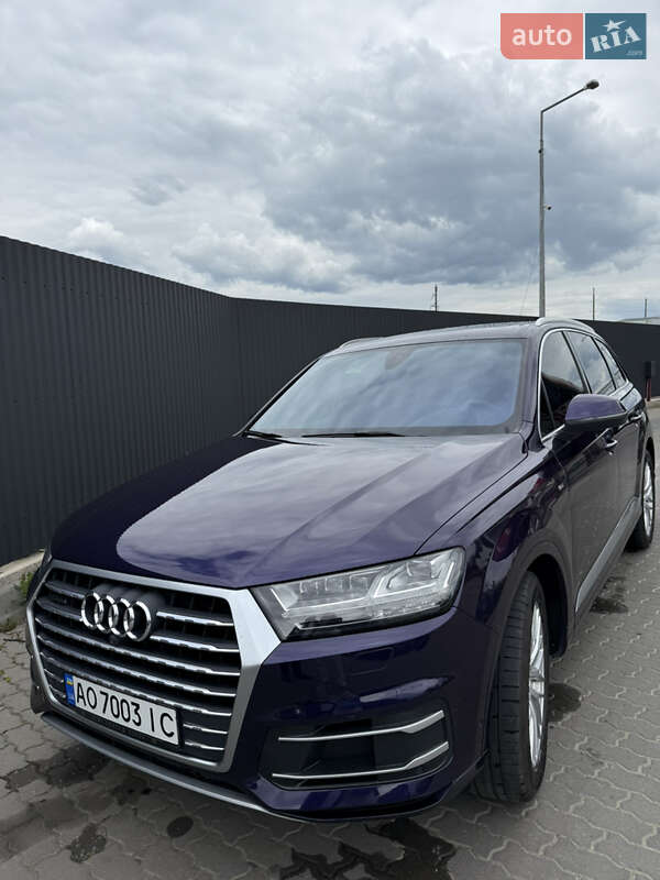Внедорожник / Кроссовер Audi Q7 2017 в 